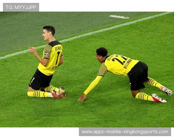 多特雷纳连续脚后跟相互配合完成小范围破门：足球技艺的巅峰展现